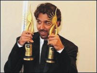  الممثل هريتيك روشان الذي لعب دور  الامبراطور  اكبر في فيلم "جودا اكبر"  فاز بجائزة افضل ممثل 