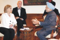 وزيرة الخارجية الامريكية هيلاري كلنتون اثناء اجتماعها مع رئيس الوزراء الهندي د. مانموهان سينغ  