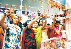 مشهد تظهر فيه فتيات هنديات  اثناء شرائهن لخيط "راكهي" 