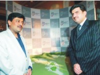 أشوك شافان، حاكم ولاية مهاراشترا الهندية (يسار) مع عصام جناحي رئيس مجلس الإدارة لبيت التمويل الخليجي 